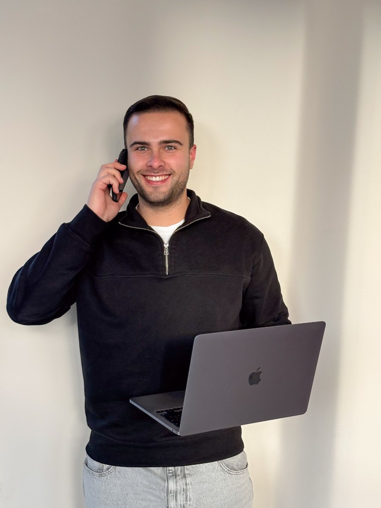 Closer on the phone turning a qualified lead into a closed deal